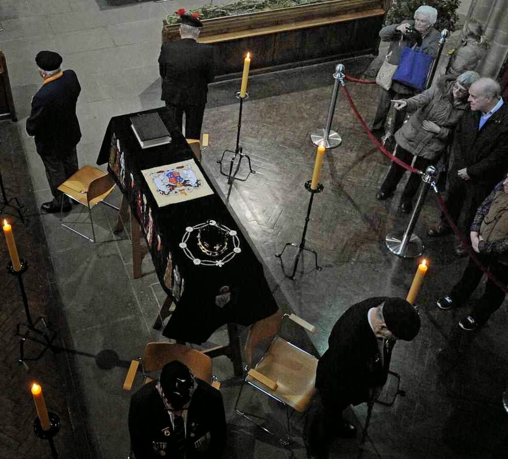 O público visita o caixão de Ricardo III na catedral de Leicester