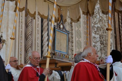 O sacrossanto Corporal, levado num andor, sob um belo pálio, na procissão de Corpus Christi em Orvieto