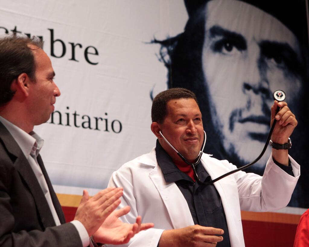O presidente Hugo Chávez no ato de boas-vindas aos novos médicos cubanos, parte dos milhares que chegaram à Venezuela para a Missão Bairro Adentro