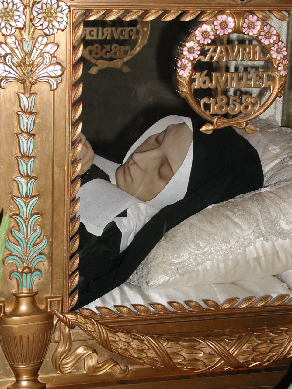 Corpo incorrupto de Santa Bernadette em Nevers