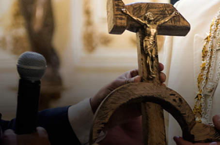 Blasfemo crucifixo com a foice e o martelo que o presidente da Bolívia, Evo Morales, deu ao Papa Francisco