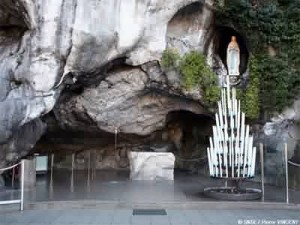Gruta de Masabielle, onde Nossa Senhora apareceu a Santa Bernadette