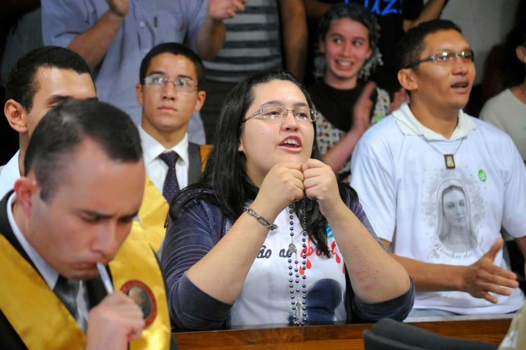 Segundo a agência de notícias G1 (11/12/13), em uma das sessões no Senado para a votação do PLC 122, “após o pedido de vista, as entidades LGBT (…) entoaram gritos de ordem (…). Simultaneamento, os religiosos – representados pelo grupo Renovação Carismática e Instituto Plinio Correa Oliveira – começaram entoar orações.”