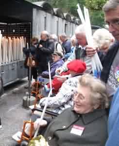 Lourdes, doentes com velas