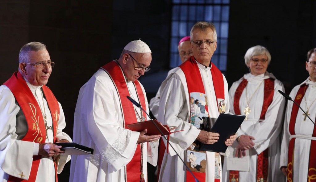 31 de outubro de 2016 — Na igreja luterana de Lund (Suécia), o Papa Francisco com o presidente da Federação Luterana Mundial, Pastor Munib Younan (à esquerda do Papa), e o secretário-geral de tal Federação, Pastor Martin Junge (à direita).
