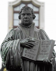 “Eu não posso e não vou me retratar”. Com essas palavras, Lutero defende seus escritos na “Dieta de Worms”, em abril de 1521