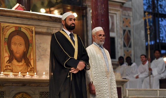 Na belíssima Basílica de Santa Maria in Trastevere (Roma), os maometanos Ben Mohamed e Sami Salem, de costas para o Evangelho, falaram e fizeram orações do Islã… Lamentavelmente, atos análogos, em nome de um falso ecumenismo, ocorreram conspurcando outras Igrejas Católicas da Itália e da França.