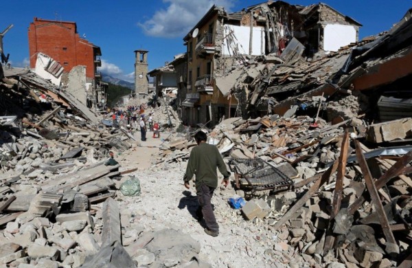 Uma das cenas desoladoras do forte terremoto (6,2º) que atingiu o centro da Itália, em 24 de agosto último. Acima, a cidade de Pescara del Tronto.