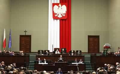 Parlamento polonês: o crucifixo disputado fica à esquerda da foto