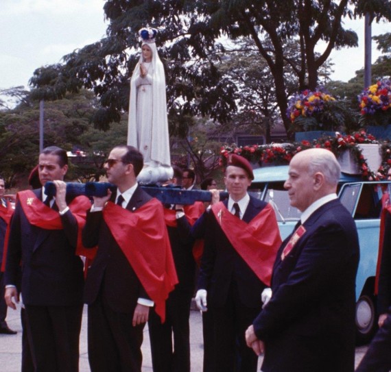 Plinio Corrêa de Oliveira acompanhando a Imagem Peregrina de Nossa Senhora de Fátima, em visita ao Brasil nos anos 70