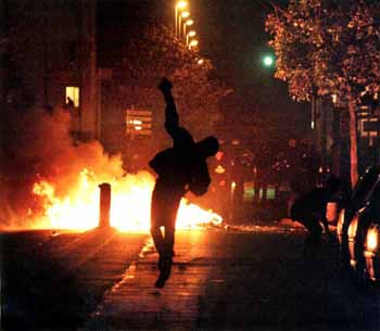 A periferia urbana ardeu em chamas em 2005: prenúncio da morte da democracia francesa