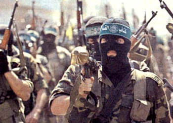 A guerra assimétrica favorece a difusão do caos no Oriente Médio; acima, militantes do Hamas nos funerais de Arafat