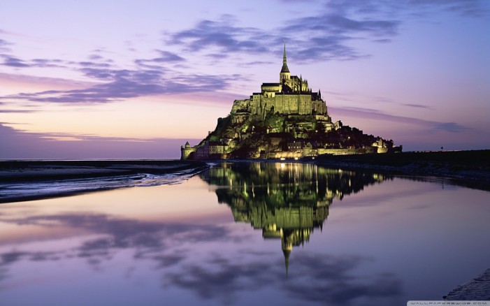Na foto, o Mont Saint-Michel (Normandia), expoente da sacralidade e da arquitetura medieval. Sério, grave, estável, coerente, consequente, convidando ao heroísmo e apontando para o Céu, é um dos símbolos mais expressivos do que foi a Idade Média. É benfazejo contemplar esta obra arquitetônica em meio às agitações de nossos dias, no Brasil e no mundo