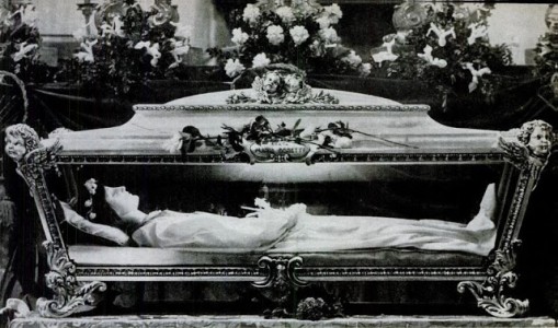 Santa Maria Goretti. Seu corpo é mantido em uma cripta na Basilica de Santa Maria delle Grazie e Santa Maria Goretti, em Nettuno, ao sul de Roma.